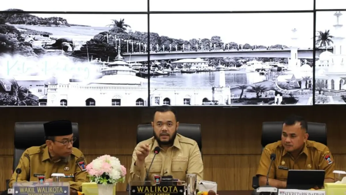 Wali Kota Padang Fadly Amran memimpin Monthly Meeting bersama Wakil Wali Kota Maigus Nasir di Balai Kota Padang.(Foto: Prokopim)