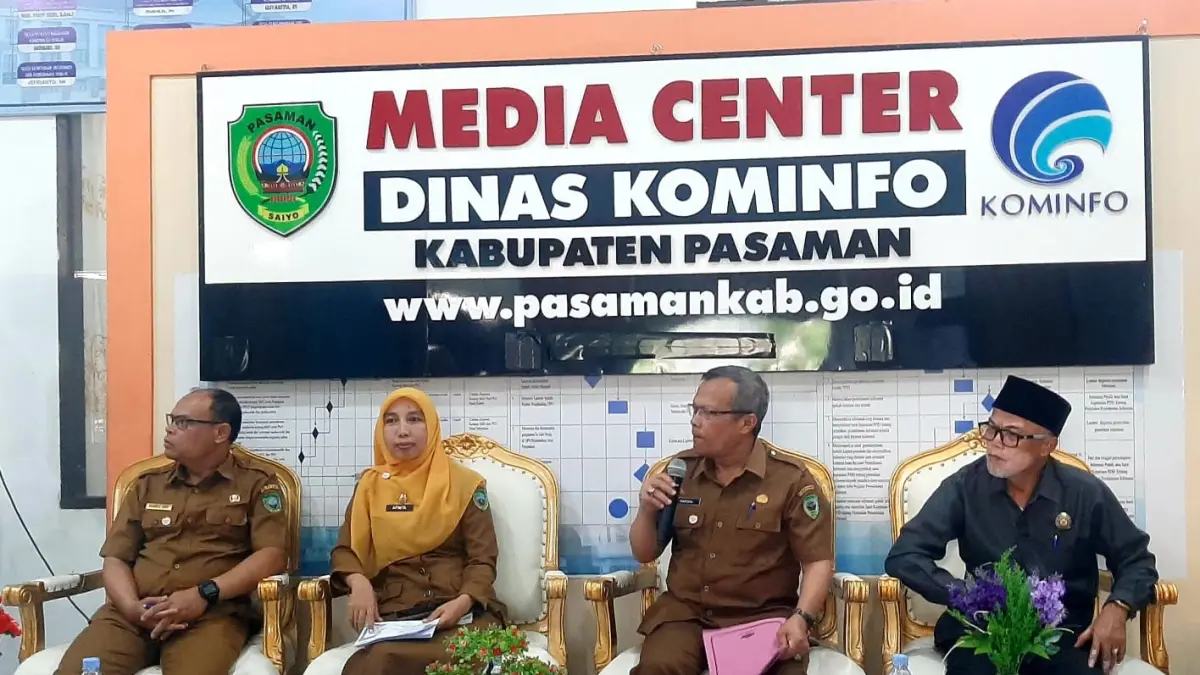 Kepala Dinas Perumahan Rakyat, Kawasan Permukiman, Perhubungan dan Lingkungan Hidup (DPRKPPLH) Pasaman, Hasrizal, didampingi Ketua BAZNAS Pasaman Asnil M, saat konferensi pers terkait pelaksanaan Program RTLH di Media Center Diskominfo Pasaman, Senin (18/5). (DOK DISKOMINFO PASAMAN)