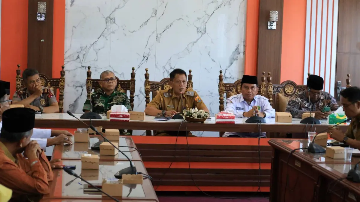 Asisten Pemerintahan dan Kesejahteraan Rakyat Sekretariat Daerah Kota Pariaman, Elfis Candra, pimpin rapat koordinasi persiapan Idul Adha 1447 H di Ruang Rapat Wali Kota Pariaman, Selasa (19/5/2026).