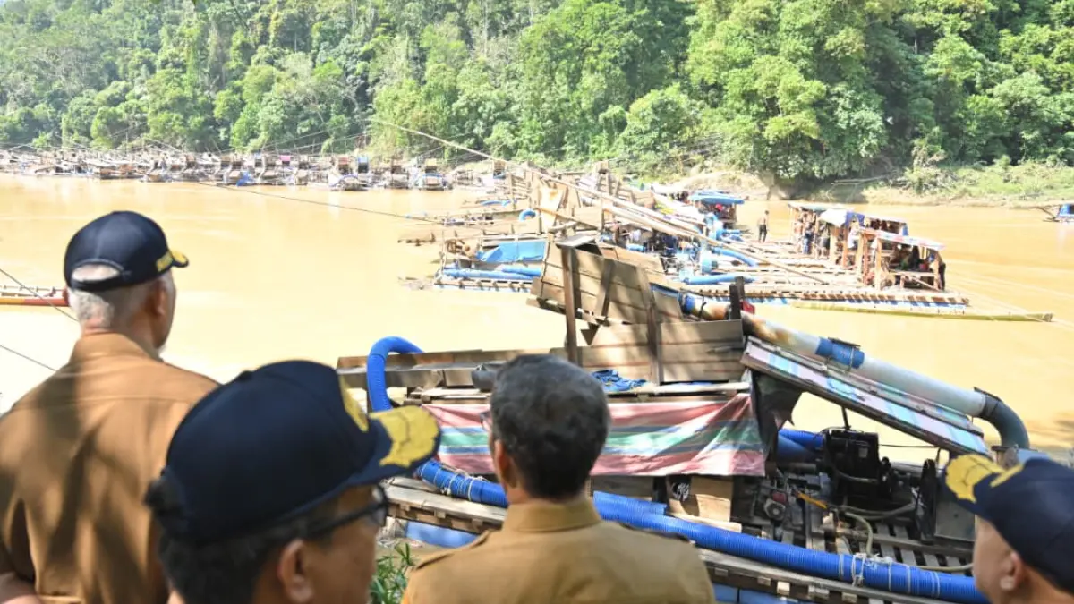 Gubernur Sumbar Mahyeldi meninjau tambang emas ilegal di Sijunjung, Selasa (19/6/2026), usai longsor PETI menewaskan sembilan penambang.