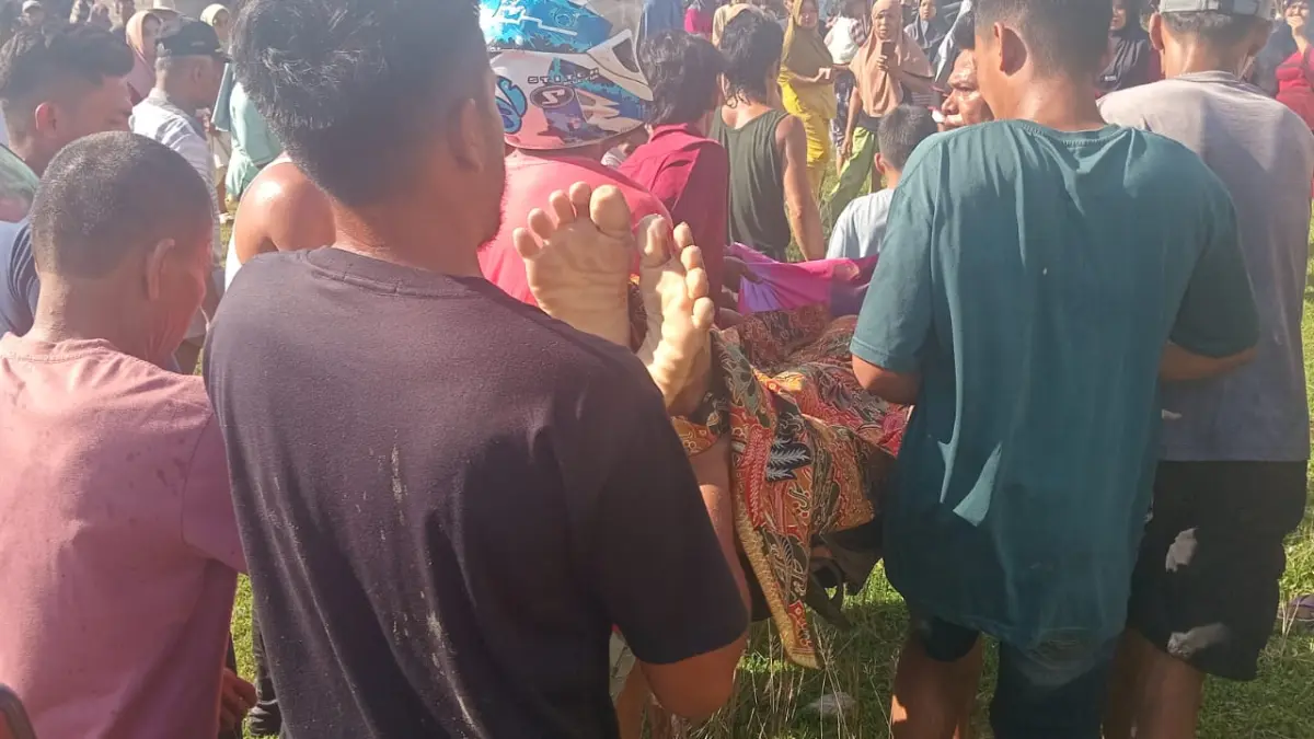 Jenazah nelayan bernama Iral saat dievakuasi ke rumah duka untuk diserahkan kepada pihak keluarga, Selasa (19/5/2026).
