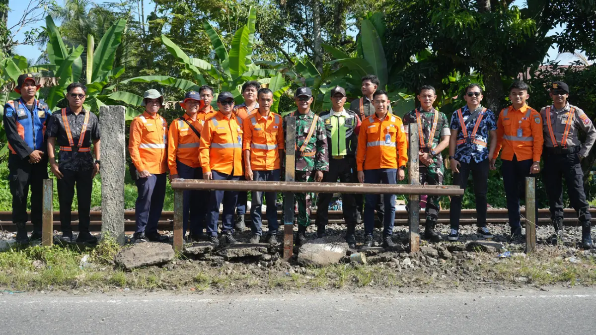 KAI Divre II Sumbar menutup tiga perlintasan liar di Padangpariaman untuk mencegah kecelakaan dan meningkatkan keselamatan kereta api, Selasa (19/5/2026).