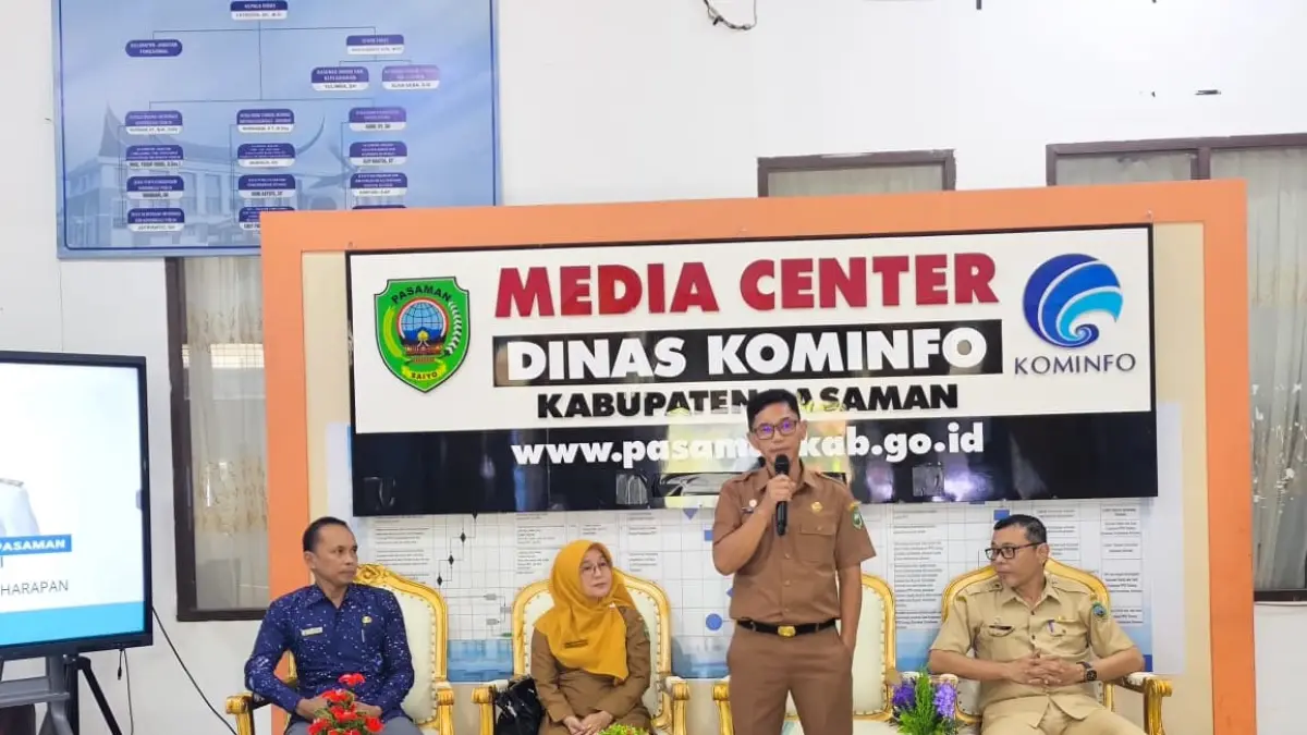 Kepala Dinas Sosial Arma Putra, didampingi jajaran Kabid Dinsos, saat konferensi pers pelaksanaan program unggulan (Progul) Pemutakhiran Data PKH di Media Center Diskominfo Pasaman, Selasa (19/5). (DOK PEMKAB PASAMAN)