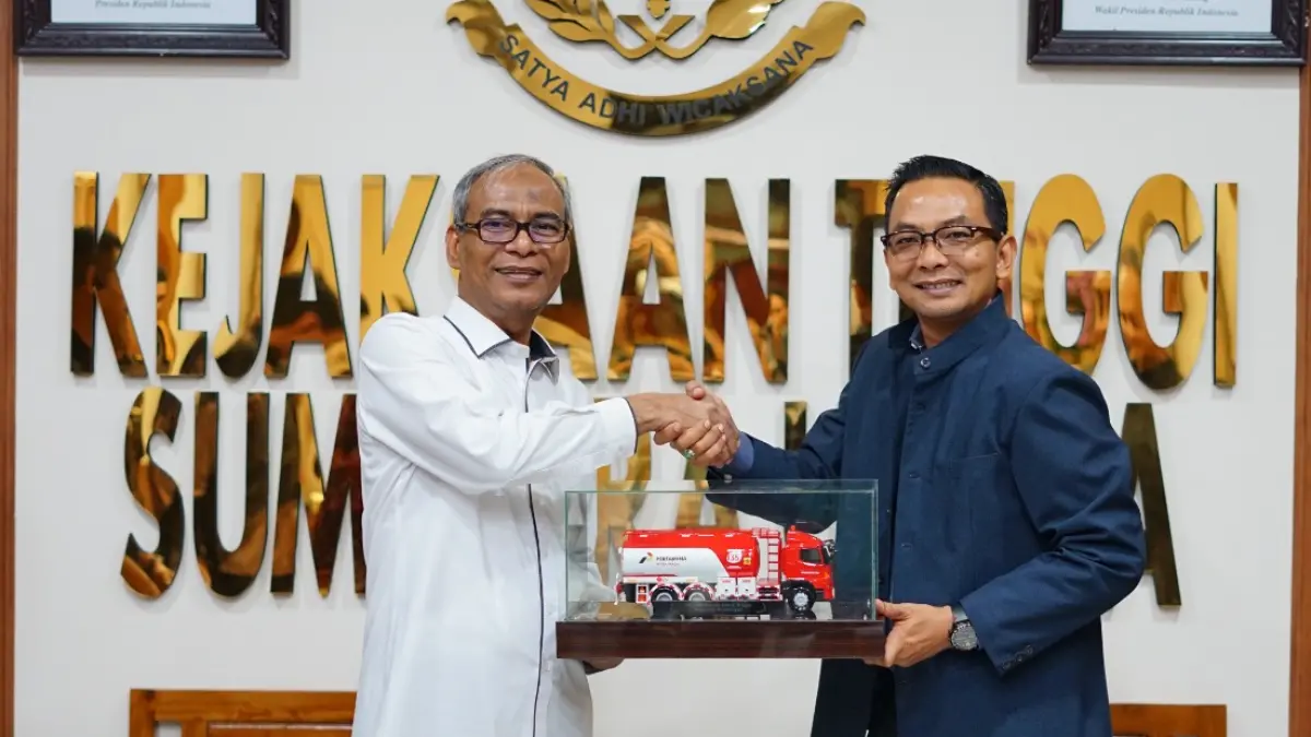 Kepala Kejaksaan Tinggi Sumatera Utara, Muhibuddin, terima cenderamata dari Direktur Optimasi Hilir dan Distribusi Pertamina Patra Niaga, Hari Purnomo, Selasa (19/5/2026).
