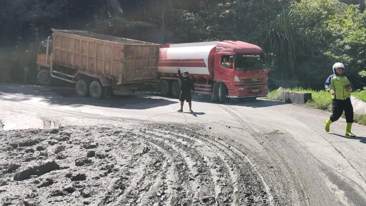 Material tanah tumpah di Kelok S Sitinjaulauik Padang menyebabkan arus Padang-Solok melambat tadi pagi.