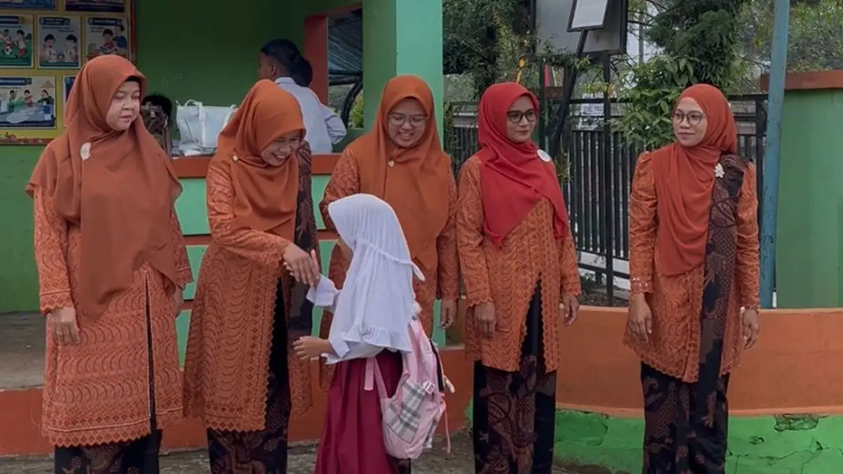 Murid SDN 03 Labuah Gunuang menyalami guru ketika akan masuk lokal beberapa waktu lalu. (TIM LAMAN GURU)