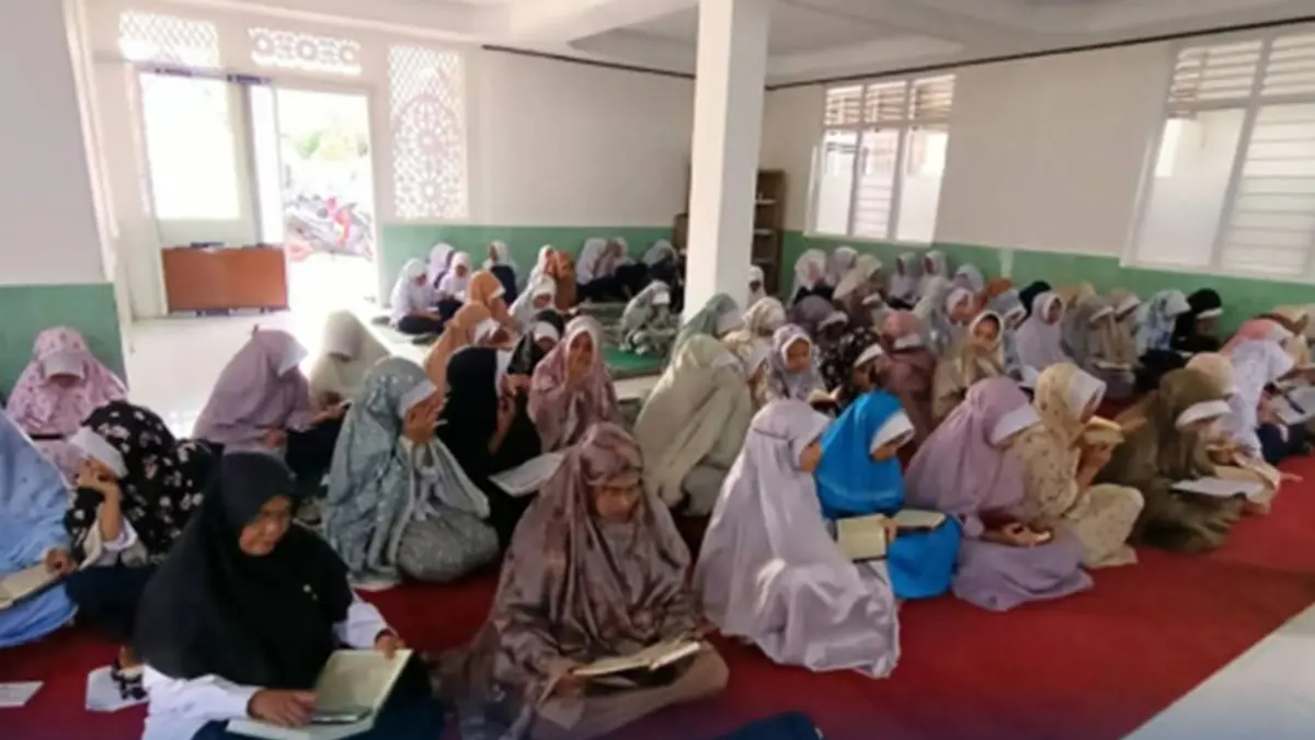 Siswa SMPN 1 Kecamatan Luak  sedang membaca Al Quran.  Kegiatan ini bagian dari program Sakato Mangaji Pemerintah Kabupaten Limapuluh Kota. (TIM LAMAN GURU)