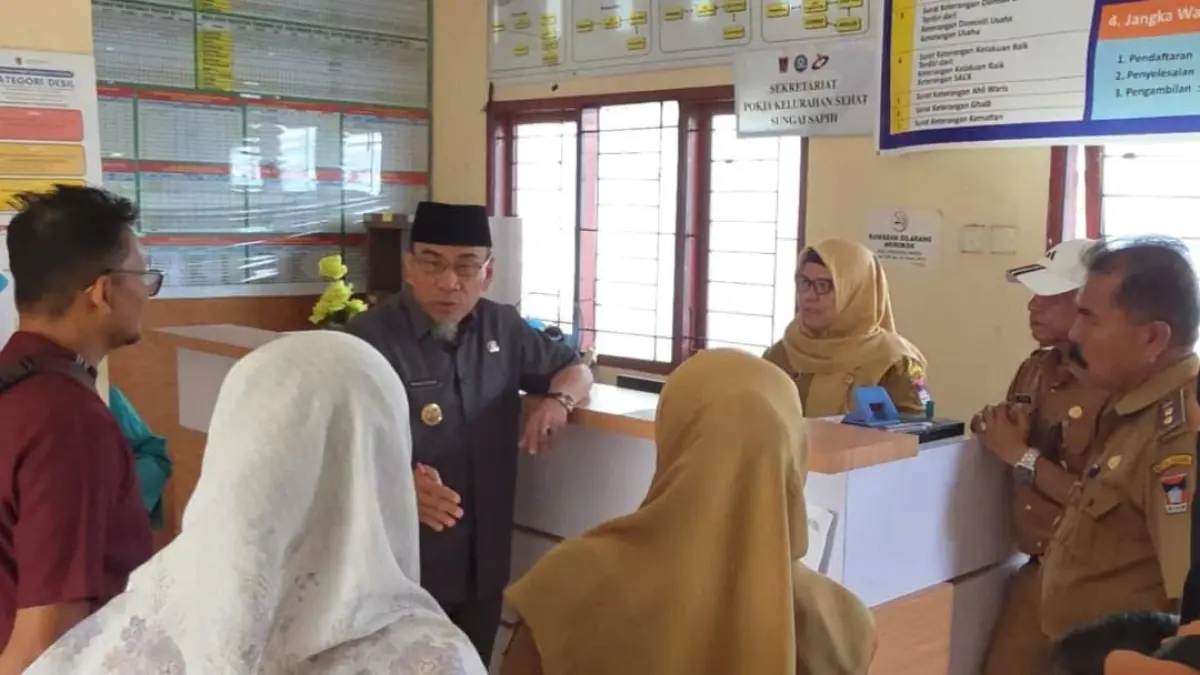Wawako Padang Maigus Nasir meninjau pelayanan publik di Kantor Kelurahan Sungai Sapih.(Foto: Prokopim)