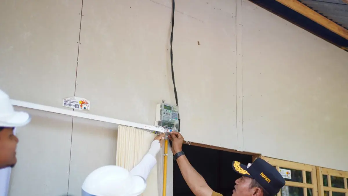 Bupati Solok, Jon Firman Pandu bersama Manajer PT PLN (Persero) UP3 Solok, Hariani, secara resmi menandai dimulainya Program Bantuan Pasang Baru Listrik (BPBL) Tahun 2026 di Nagari Kacang, Kecamatan X Koto Singkarak, Kabupaten Solok, Senin (18/5/2026). (DOKUMENTASI PEMKAB SOLOK)