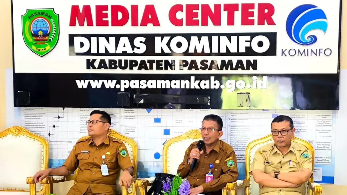 Kepala Dinas Komunikasi dan Informatika (Diskominfo) Pasaman, Fatrizon, didampingi Kabid TI dan E-Gov saat konferensi pers penyampaian evaluasi satu tahun Program Unggulan Internet Gratis 3T di Media Center Diskominfo Pasaman, Senin (19/5). (DOK DISKOMONFO)