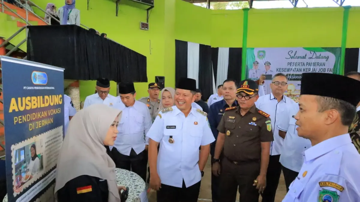 Bupati Pasaman Welly Suhery meninjau pelaksanaan Job Fair Pasaman 2026 di GOR Tuanku Rao, Rabu (20/5). Kegiatan perdana tersebut menghadirkan 20 perusahaan dengan lebih dari 2.000 lowongan kerja bagi pencari kerja di Kabupaten Pasaman. (WILIAN/PADEK)