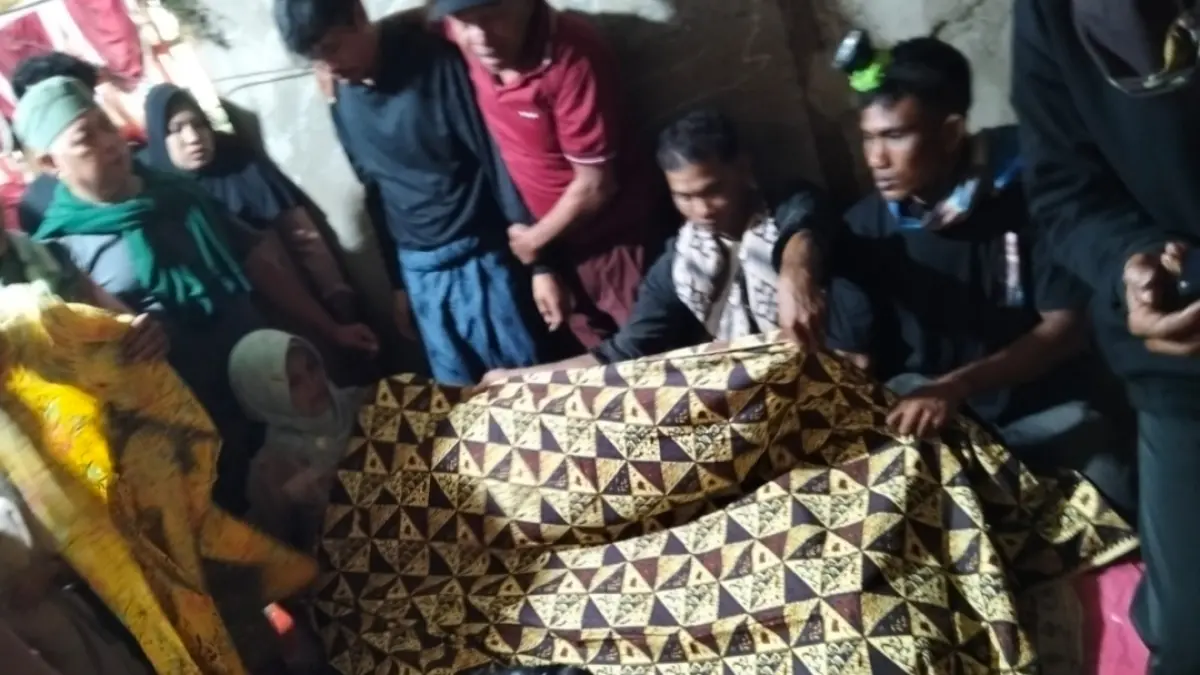 Darwin (61) korban terkaman buaya di Sungai Batang Paparian, Kecamatan Parik Koto Balingka, Kabupaten Pasaman Barat dibawa ke rumah duka, Rabu (20/5/2026). (Kantor SAR Kelas A Padang)