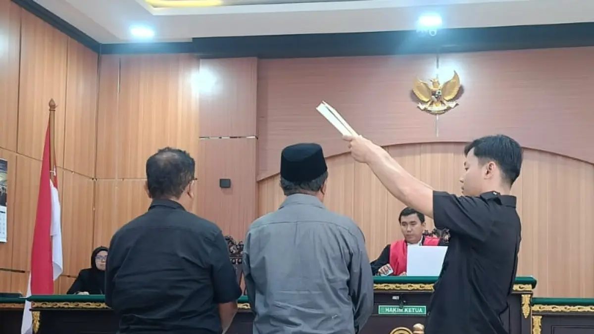 Dua saksi fakta diambil sumpah sebelum memberikan keterangan dalam sidang lanjutan praperadilan dugaan korupsi revitalisasi Pasar Rakyat Sungaibatang di Pengadilan Negeri Lubukbasung, Rabu (20/5). (PUTRA/PADEK)