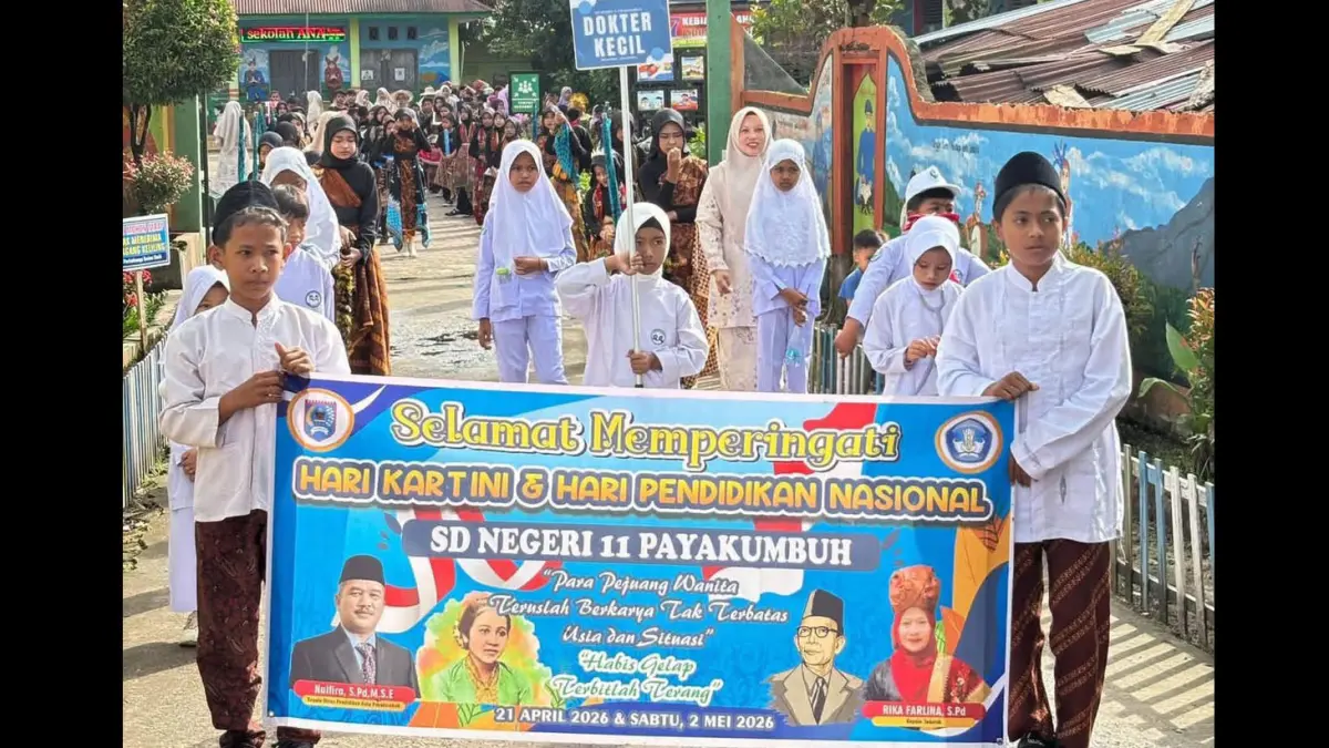Gema Drumband SD Negeri 11 Payakumbuh merayakan Hari Kartini dan Hari Pendidikan Nasional, Jumat (8/5) lalu. (TIM LAMAN GURU)