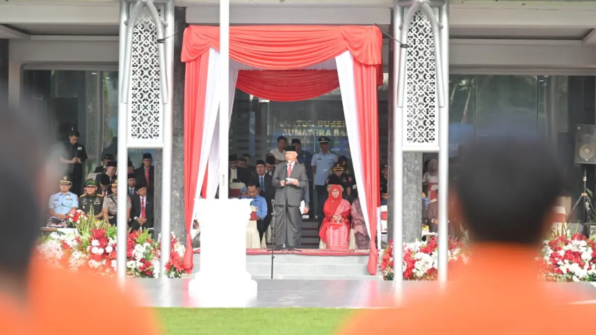Gubernur Sumbar Mahyeldi Ansharullah memimpin upacara Hari Kebangkitan Nasional ke-118 di halaman Kantor Gubernur Sumbar, Selasa (20/5). (DOK BIRO ADPIM)