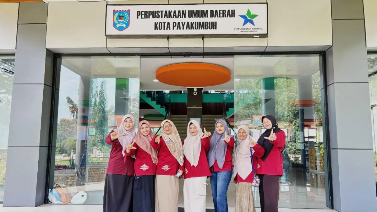 Guru SMPN 7 Payakumbuh foto bersama di depan Perpustakaan Umum Daerah Kota Payakumbuh beberapa waktu lalu. (TIM LAMAN GURU)