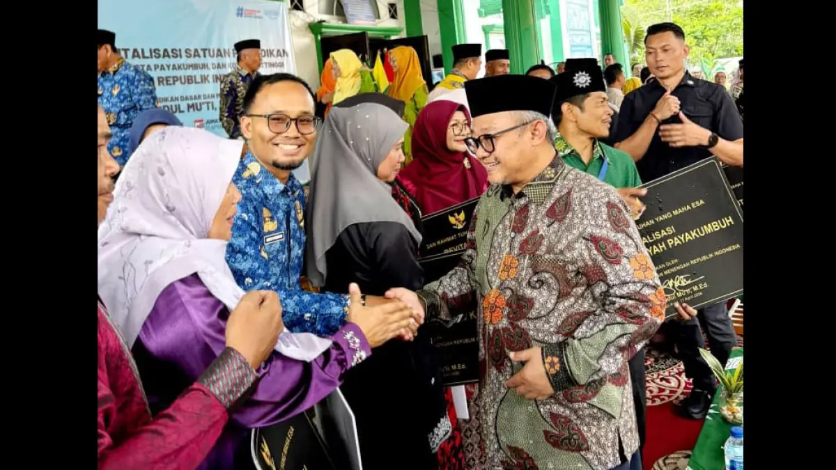 Kepala SDN 66 Payakumbuh, Bayu Priyatno,S.Pd bersalaman dengan Menteri Pendidikan Dasar dan Menengah Abdul Mu