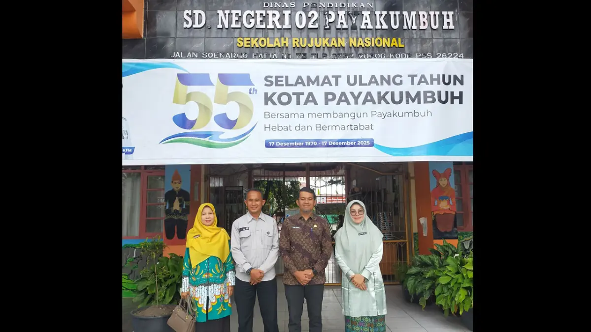 Plt. Kepala SDN 02 Payakumbuh, Gustina, M.Pd., mendampingi Tim Penilai Lomba Kebersihan dari Dinas Pendidikan Kota Payakumbuh beberapa waktu lalu. (TIM LAMAN GURU)