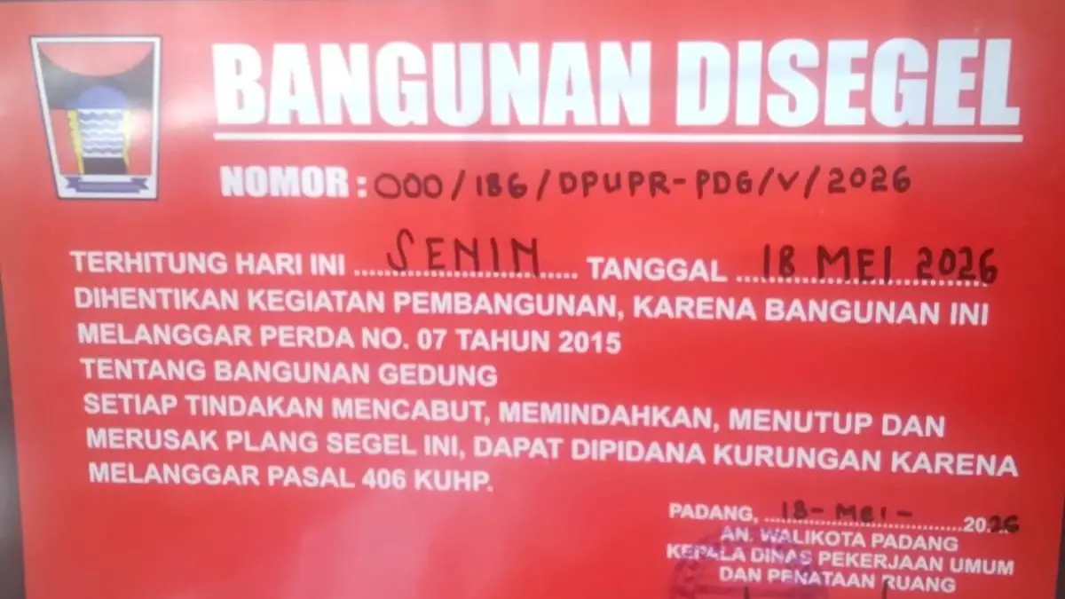 PUPR Padang menyegel kafe di Air Tawar Barat karena tidak memiliki izin PBG dan mengabaikan panggilan klarifikasi pemerintah.