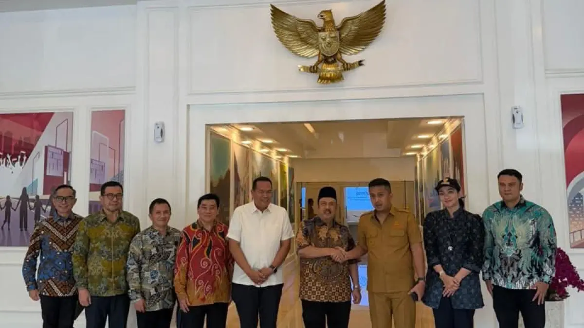 Wakil Gubernur Sumbar Vasko Ruseimy bersama Bupati Dharmasraya Annisa Suci Ramadhani usai audiensi dengan Menteri PPN/Kepala Bappenas RI Rachmat Pambudy di Jakarta, Selasa (19/5). (PEMKAB DHARMASRAYA)