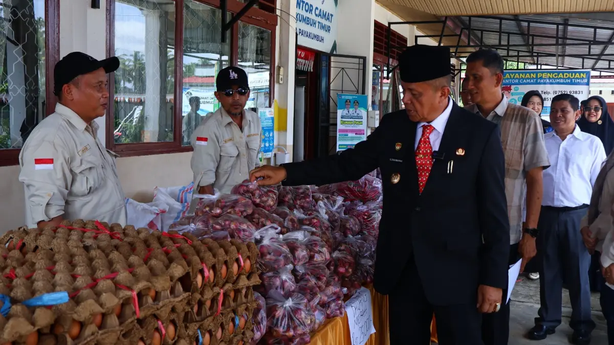 Wakil Wali Kota Payakumbuh, Elzadaswarman, tinjau Gerakan Pangan Murah (GPM) yang digelar Pemerintah Kota Payakumbuh halaman Kantor Camat Payakumbuh Timur, Rabu (20/5/2026).