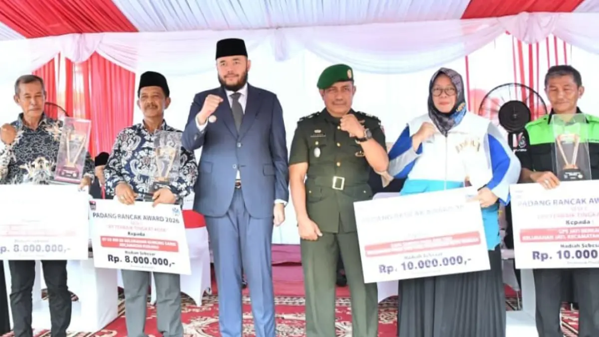 Wali Kota Fadly Amran bersama juara Padang Rancak Award 2026 pada rangkaian Upacara Harkitnas di Padang.(Foto: Diskominfo)