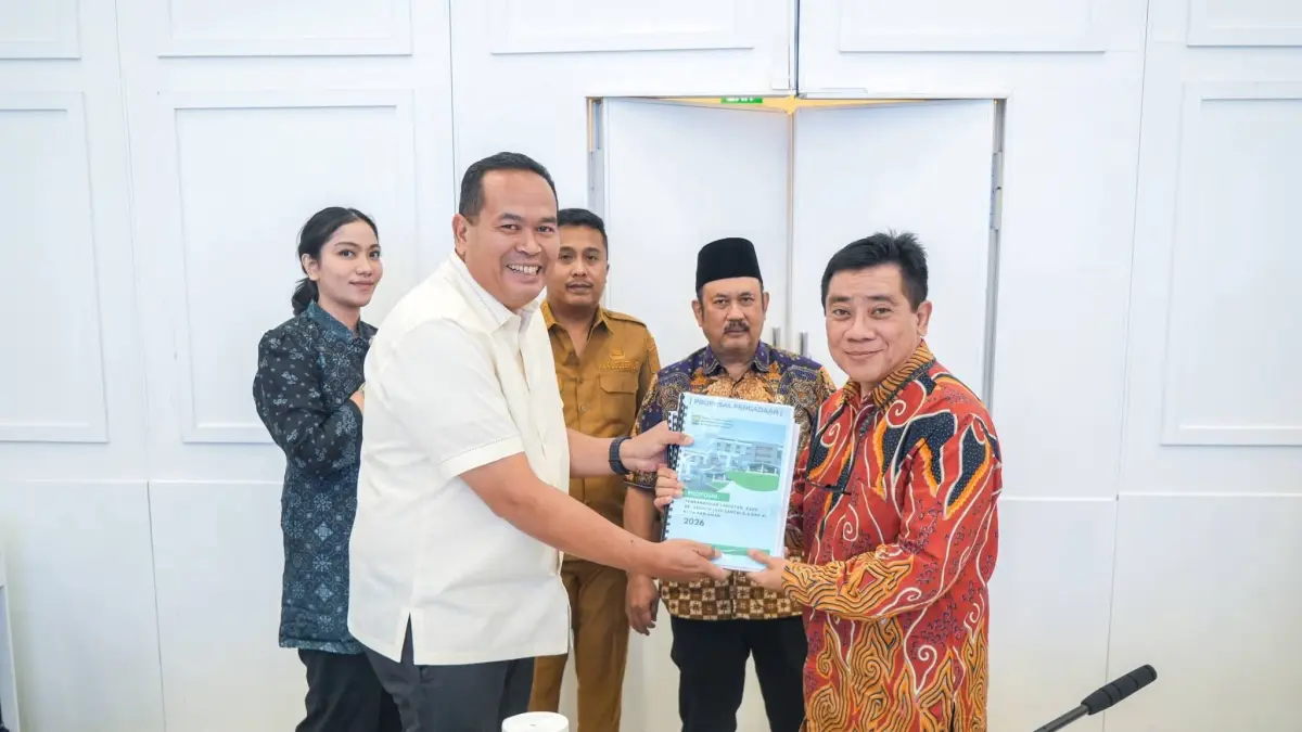 Wali Kota Pariaman, Yota Balad, menyerahkan proposal percepatan pembangunan Kota Pariaman kepada Menteri PPN/Kepala Bappenas, Rachmat Pambudy, saat kunjungan kerja di Kantor Kementerian PPN/Bappenas, Menteng, Jakarta Pusat. (DOK PEMKO PARIAMAN)