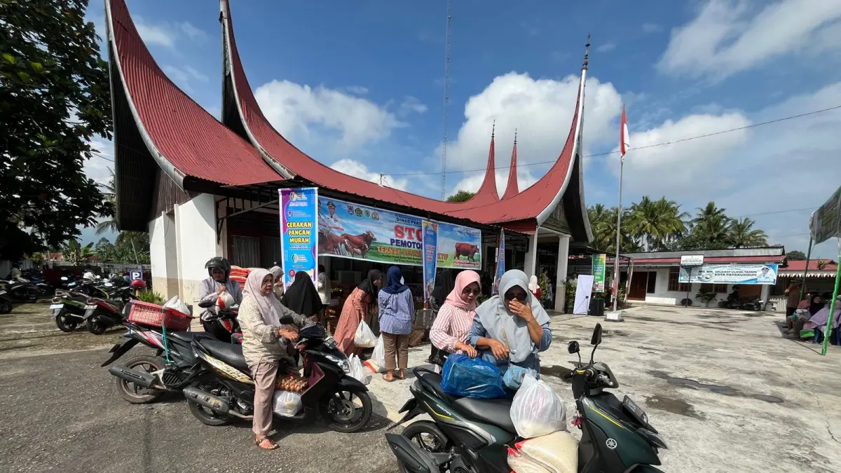 Warga Kota Payakumbuh memadati lokasi Gerakan Pangan Murah yang digelar di halaman Kantor Kecamatan Payakumbuh Timur, Rabu (20/5/2026). (SY RIDWAN/PADEK)