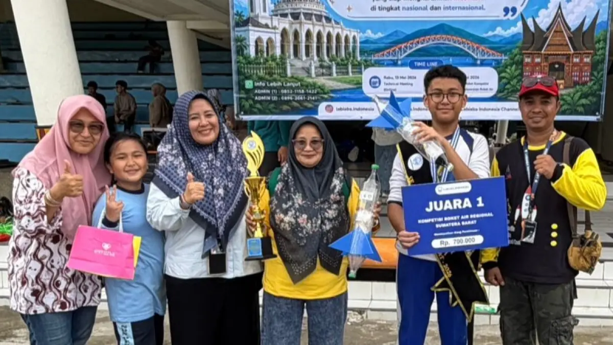 Wijdan Adam Mondale siswa SMPN 1 Padang meraih Juara I Kompetisi Roket Air Regional Sumbar 2026 dan berpeluang melaju ke tingkat internasional.