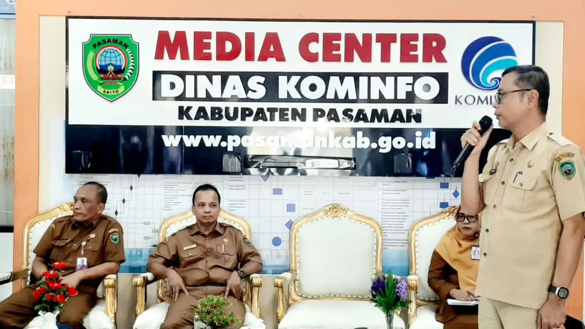 Kepala Dinas Pemberdayaan Masyarakat Teddy Marta, Kepala Dinas KUPTK Ariswan, dan Kepala Dinas Pariwisata, Pemuda Olahraga dan Kebudayaan Aprialdi Said saat ekspos Program Unggulan Pekan Kreativitas Anak Nagari (PKAN) di Media Center Diskominfo Pasaman, Senin (19/5). (DOK DISKOMINFO PASAMAN)