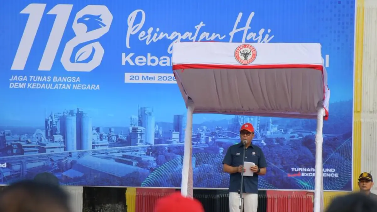 Direktur Utama PT Semen Padang, Pri Gustari Akbar, bertindak sebagai inspektur upacara sekaligus membacakan pidato Menteri Komunikasi dan Digital Republik Indonesia, Meutya Viada Hafid.