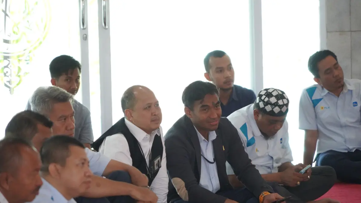 GM PLN UID Sumbar, Ajrun Karim, dan jajaran mendengarkan tausiah Peningkatan Spiritualitas Meningkatkan Produktivitas Kerja, di Masjid Cahaya, Kota Padang.