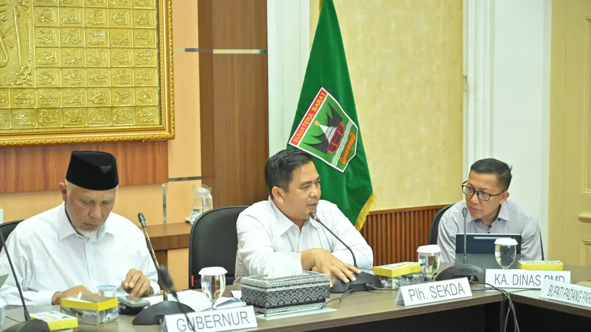 Gubernur Sumbar, Mahyeldi Ansharullah didampingi Kepala Dinas Pemberdayaan Masyarakat Desa Yozarwardi Usama Putra saat rakor percepatan program unggulan bersama kepala daerah se-Sumbar di Istana Gubernuran, Rabu (20/5). (DOK BIRO ADPIM)