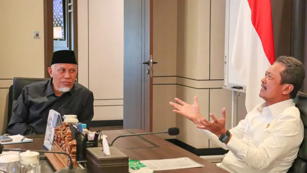 Gubernur Sumbar, Mahyeldi Ansharullah saat bertemu Menteri Kelautan dan Perikanan RI, Sakti Wahyu Trenggono di Jakarta, Senin lalu (18/5). (DOK BIRO ADPIM)