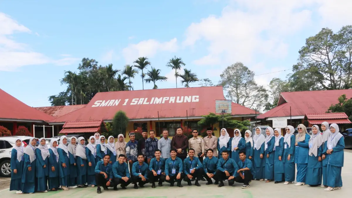 Majelis guru foto bersama dengan Kadis Pendidikan Sumbar pada  lokakarya  tahun ajaran 2026/2027 di  halaman sekolah  SMAN 1 Salimpaung beberapa waktu lalu. (TIM LAMAN GURU)