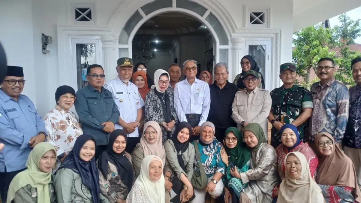 Menteri PU bersilaturahmi dengan orang tua dan keluarga besar Dony Oskaria di Nagari Tanjung Alam, Tanahdatar, Sumbar (Foto: IST)