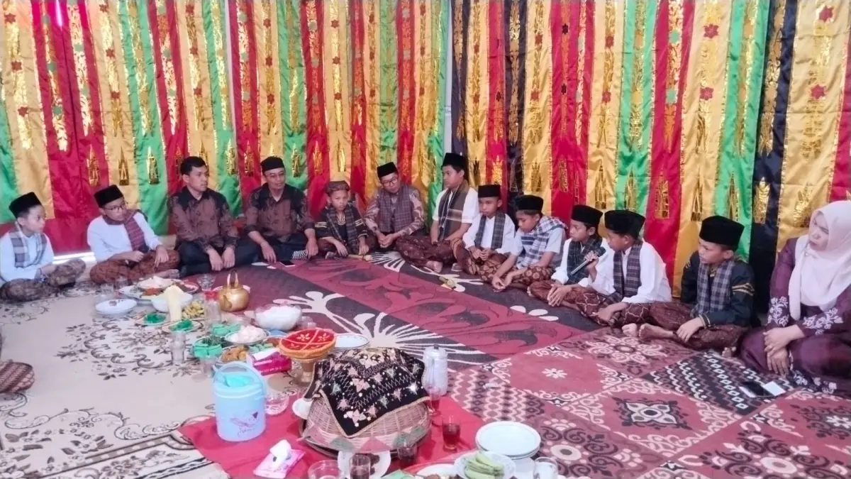 Murid SDN 01 Koto Laweh menggelar kegiatan “Pasambahan Makan Minum”  sebagai upaya mengenalkan kembali budaya Minangkabau kepada generasi muda beberapa waktu lalu. (TIM LAMAN GURU)