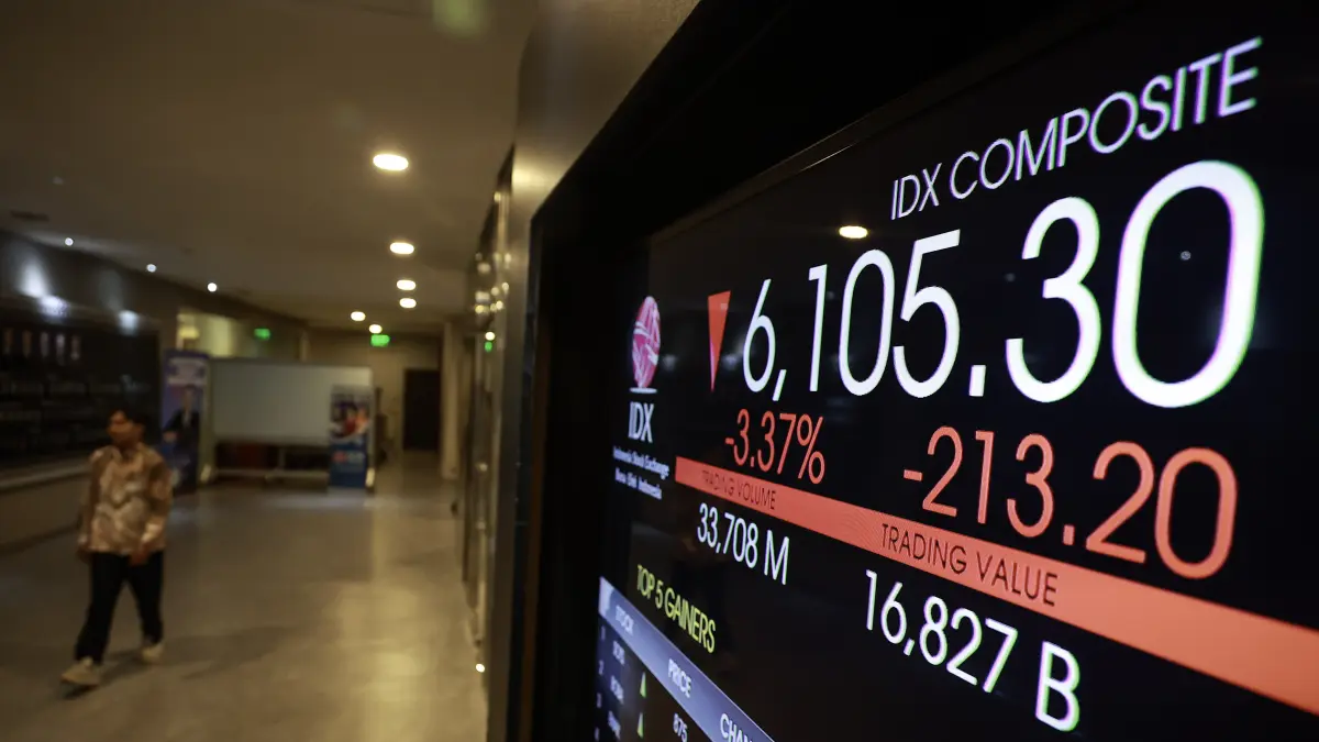 Pekerja berjalan di dekat layar digital pergerakan Indeks Harga Saham Gabungan (IHSG) di Bursa Efek Indonesia (BEI), Jakarta, Kamis (21/5). (DHEMAS REVIYANT/ANTARA FOTO)
