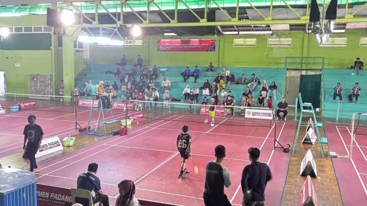 Peserta O2SN 2026 bertanding pada cabang bulu tangkis di Lapangan Semen Padang.(Foto: Prokopim)