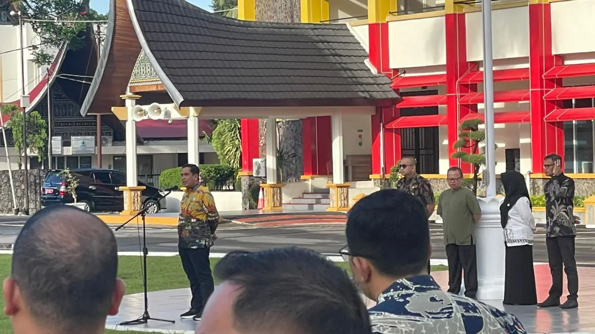 Plh Sekprov Sumbar, Ahmad Zakri, memimpin apel rutin ASN di halaman Kantor Gubernur Sumbar, Kamis (21/5) sekaligus mengumumkan kebijakan pemutaran lagu Indonesia Raya setiap pukul 10.00 di lingkungan perkantoran Pemprov Sumbar. (DOK BIRO ADPIM)