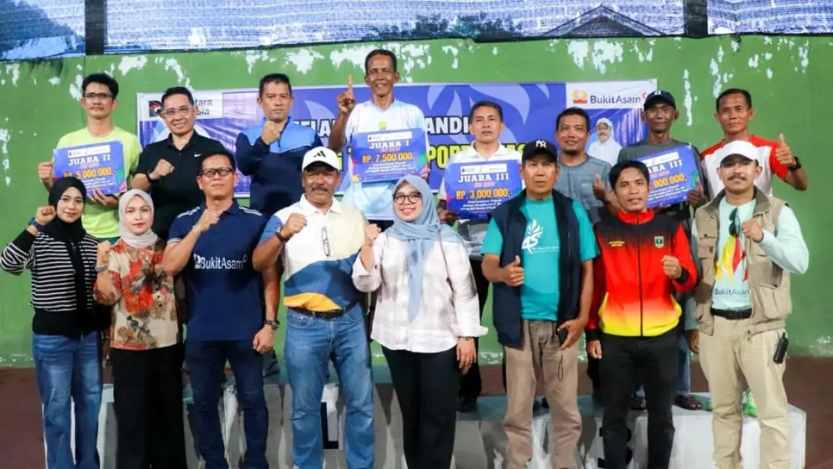 Prosesi penyerahan hadiah juara Turnamen Tenis PTBA 2026 kepada pemenang di Kota Sawahlunto.(Foto: Corcom)