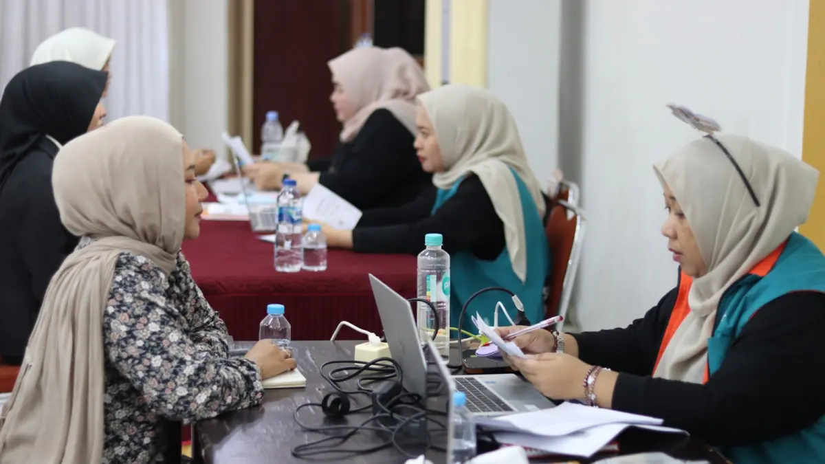 Salah seorang perempuan muda pencari kerja sedang menjalani tes wawancara pada kegiatan One Day With BTPN Syariah di UIN Imam Bonjol Padang, Kamis (21/5/2026). (DOKUMENTASI BTPN SYARIAH)
