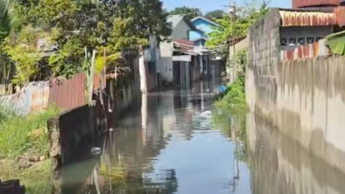 Tangkapan layar banjir rob rendam pemukiman warga di RT 05 RW 03 Kelurahan Berok Nipah, Kecamatan Padang Barat, Kota Padang, Kamis pagi (21/5/2026). (Tiktok @wahe13_)