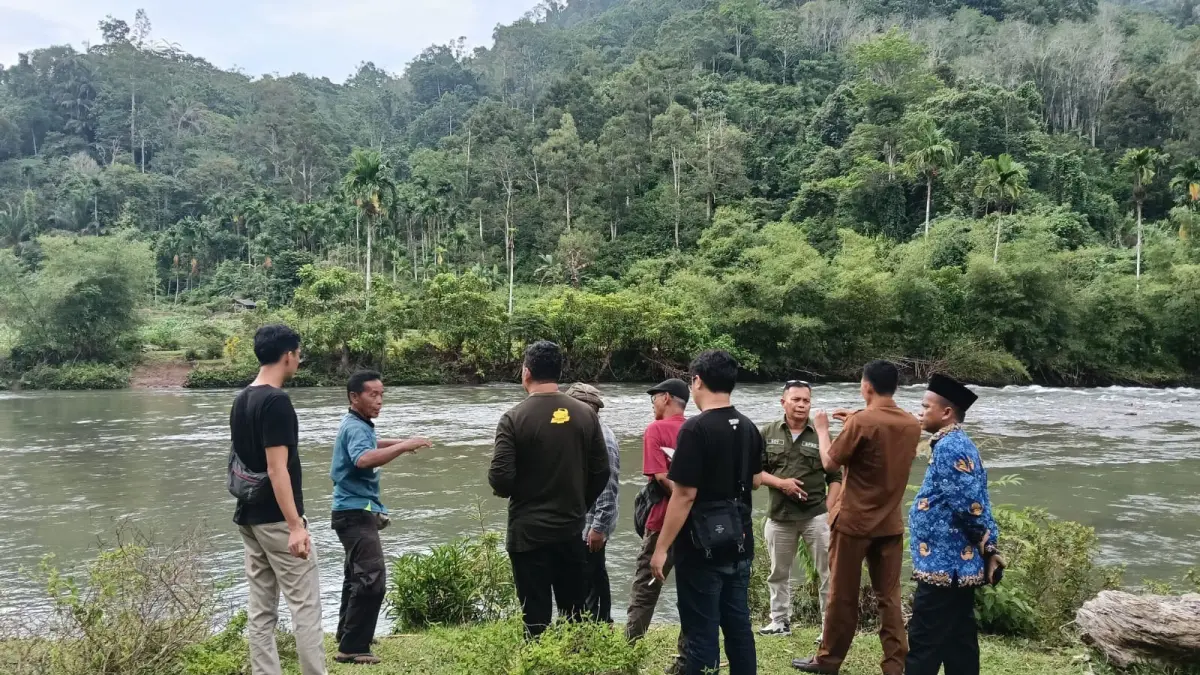 Tim BPBD Pesisir Selatan melakukan survei ke hulu sungai di Nagari Taratak Tampatih, Kecamatan Batang Kapas, beberapa waktu lalu, sebagai persiapan pemasangan Early Warning System (EWS) banjir bantuan BNPB. (DOK BPBD PESSEL)