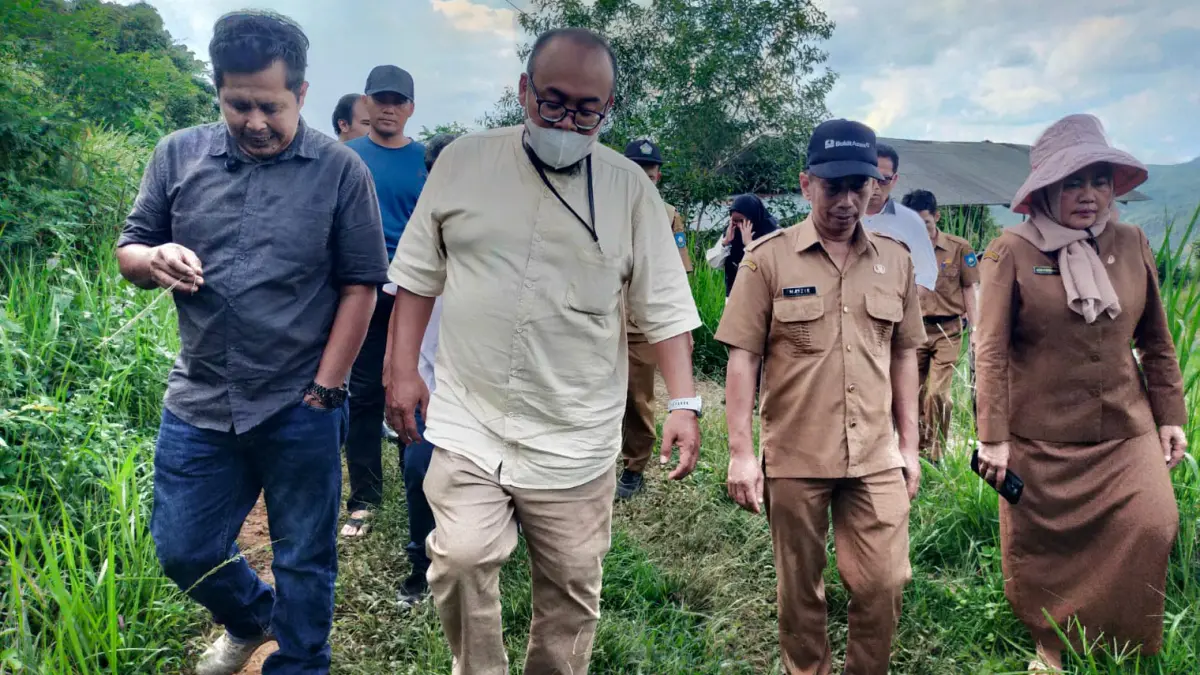 Tim penilai Kalpataru 2026 Ahmad Junaidi saat meninjau lapangan  sebagai sarat pengajuan calon penerima kalpataru Ricky Ekoni (kiri). (Indra Yd/Padeks))