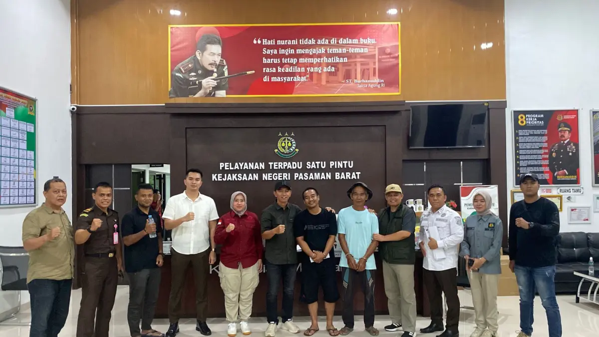 Tim Tabur Kejati Sumbar bersama Kejari Pasaman Barat menunjukkan dua terpidana yang masuk daftar DPO usai diamankan untuk menjalani eksekusi pidana di Lapas Pasaman Barat. (DOK KEJATI SUMBAR)
