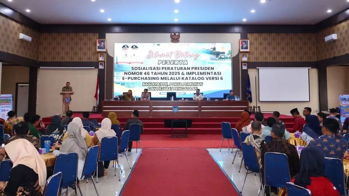 Wakil Wali Kota Payakumbuh Elzadaswarman memberikan arahan saat Sosialisasi Perpres Nomor 46 Tahun 2025 dan Implementasi e-Purchasing di Aula Joserizal Zain, Balai Kota Payakumbuh, Kamis (21/5). (DOK PEMKO PAYAKUMBUH)