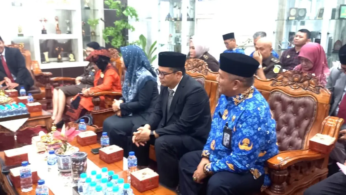 Wali Kota Solok memimpin rapat koordinasi bersama jajaran Kementerian Agama, Forkopimda, OPD, KAN, dan Bundo Kanduang di Rumah Dinas Wali Kota, Rabu (20/5). (DOK PEMKO SOLOK)