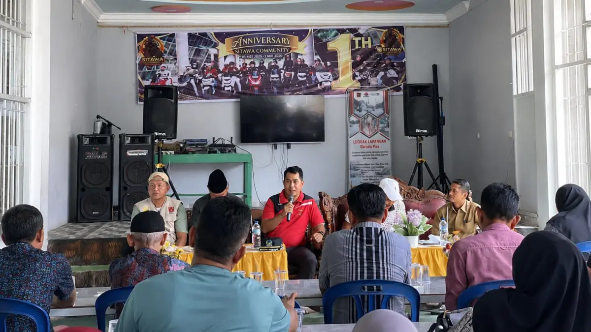 Anggota DPRD Agam Joni Putra Dt Bintaro Hitam berdialog bersama pengurus Gapoktan dan perwakilan kelompok tani Kecamatan Lubukbasung saat reses perorangan masa sidang III tahun 2025/2026 di kawasan wisata Garuda Mas, awal pekan lalu.&nbsp;(DOK ANIZUR UNTUK PADEK)