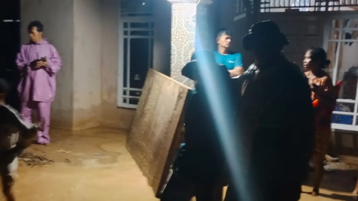 Banjir terjang Kampung Guo, Kecamatan Kuranji, Kota Padang, Kamis (21/5/2026) malam. Puluhan rumah dipenuhi lumpur, jembatan roboh akibat debit air kuat. (Kecamatan Kuranji)